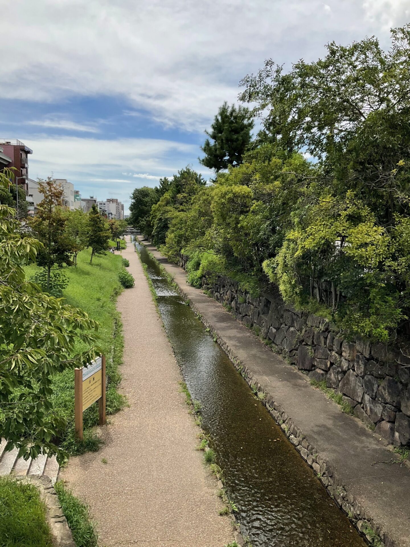 近くを流れる堀川