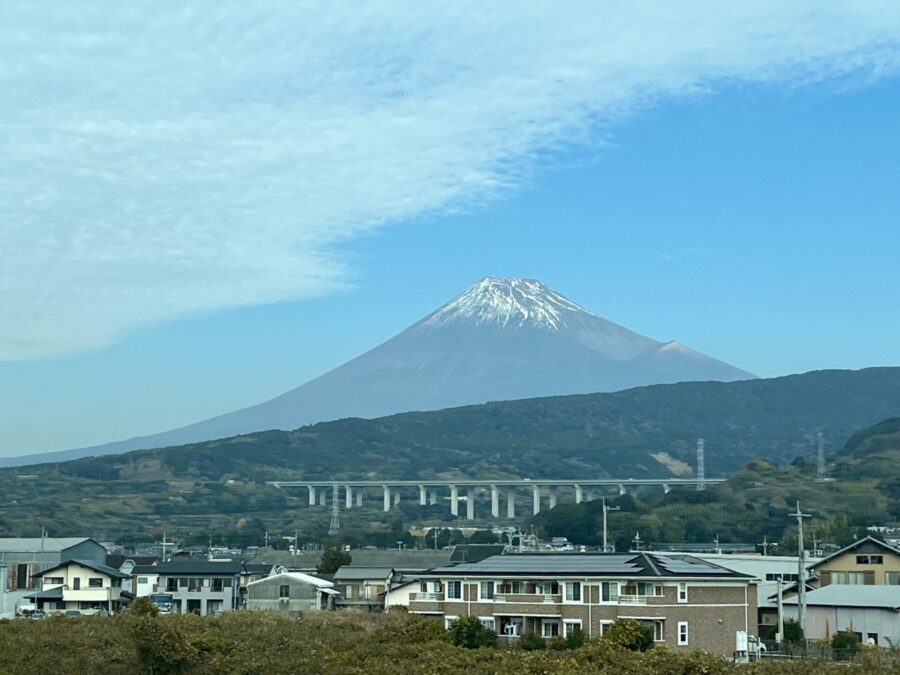 新幹線から望む富士山