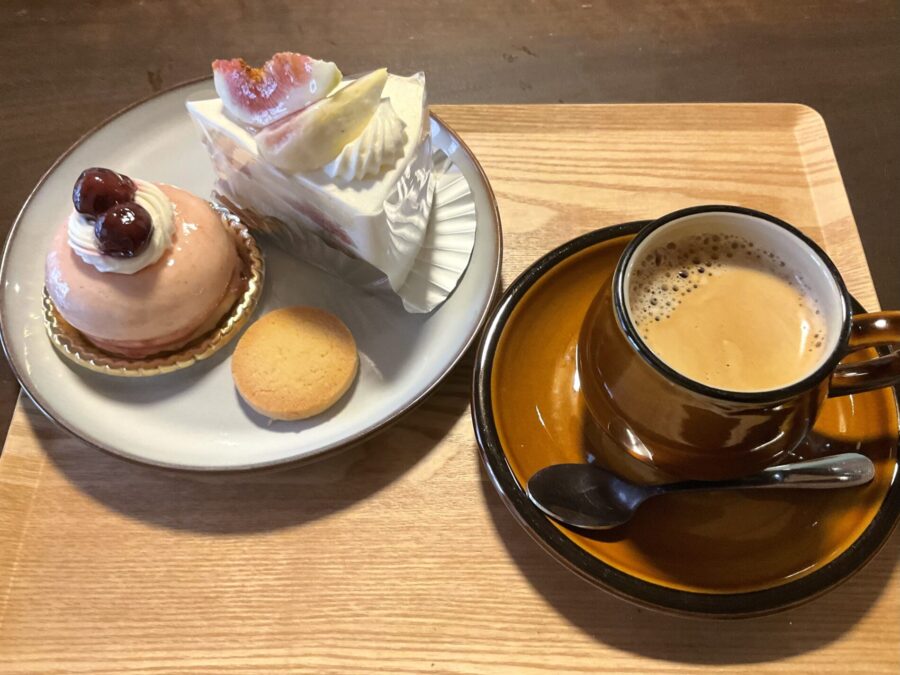 お菓子とくつろぎとこむぎさんのケーキ