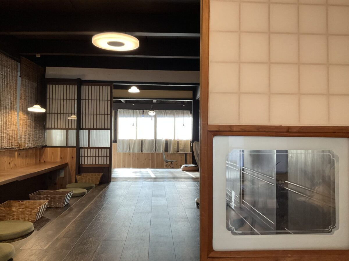 お菓子とくつろぎとこむぎさんの店内