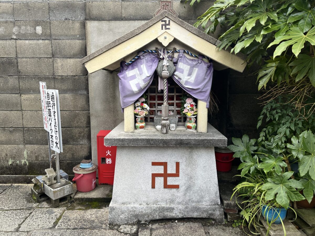 路地のお地蔵さま